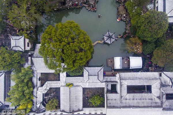詹姆斯：東契奇能吸引防守我能處理4打3對(duì)手必須選一瓶毒藥來(lái)喝