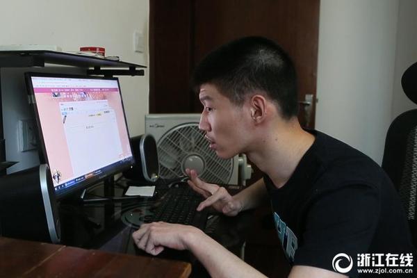 扣到爽！北京搶斷反擊曾凡博面對(duì)空籃飛身暴扣帶隊(duì)擴(kuò)大領(lǐng)先